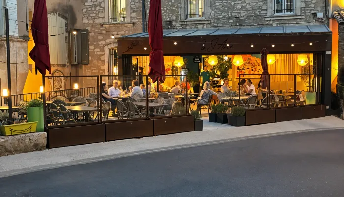 Joyau Provençal à Saisir : Restaurant de Charme avec Vue Panoramique à Bonnieux (Luberon)